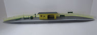 R8229U HORNBY  Station platform, waiting shelter and accessories - used - BOXED