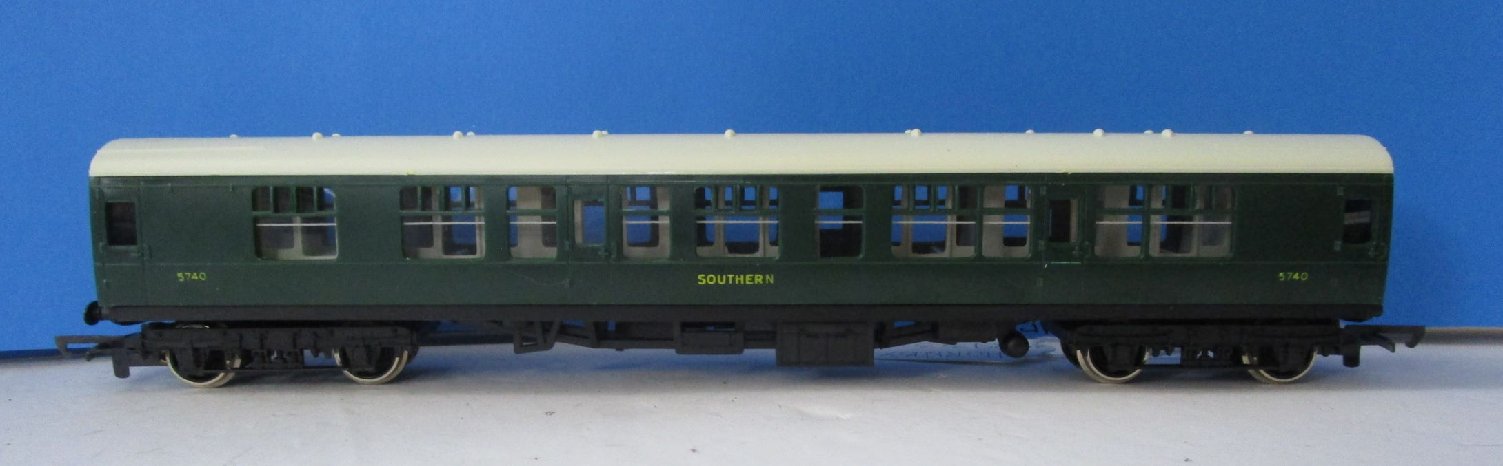 R933 HORNBY BR Comp Coach  SR Green   No. 5740 - UNBOXED