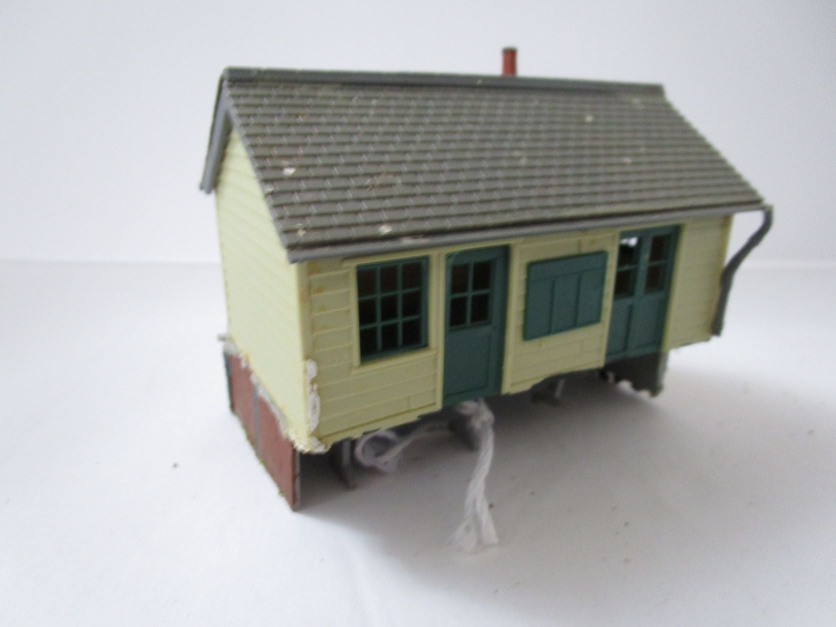 UB128 Ready built: Small station building - pre-owned
